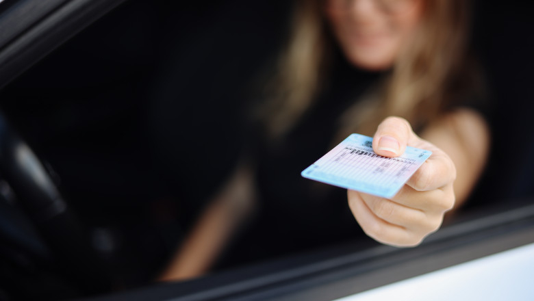 Mai puțină birocrație pentru permisul auto. Ce document nu mai trebuie dus la ghișeu