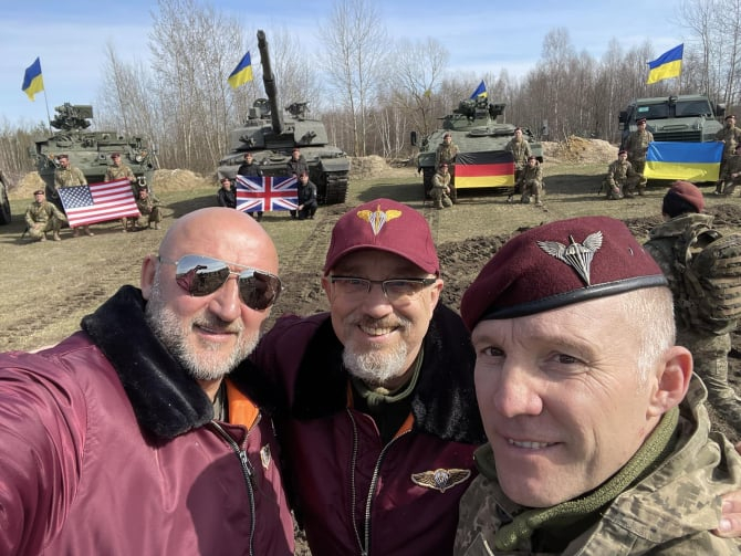 Ministrul ucrainean al Apărării, pe tancul britanic