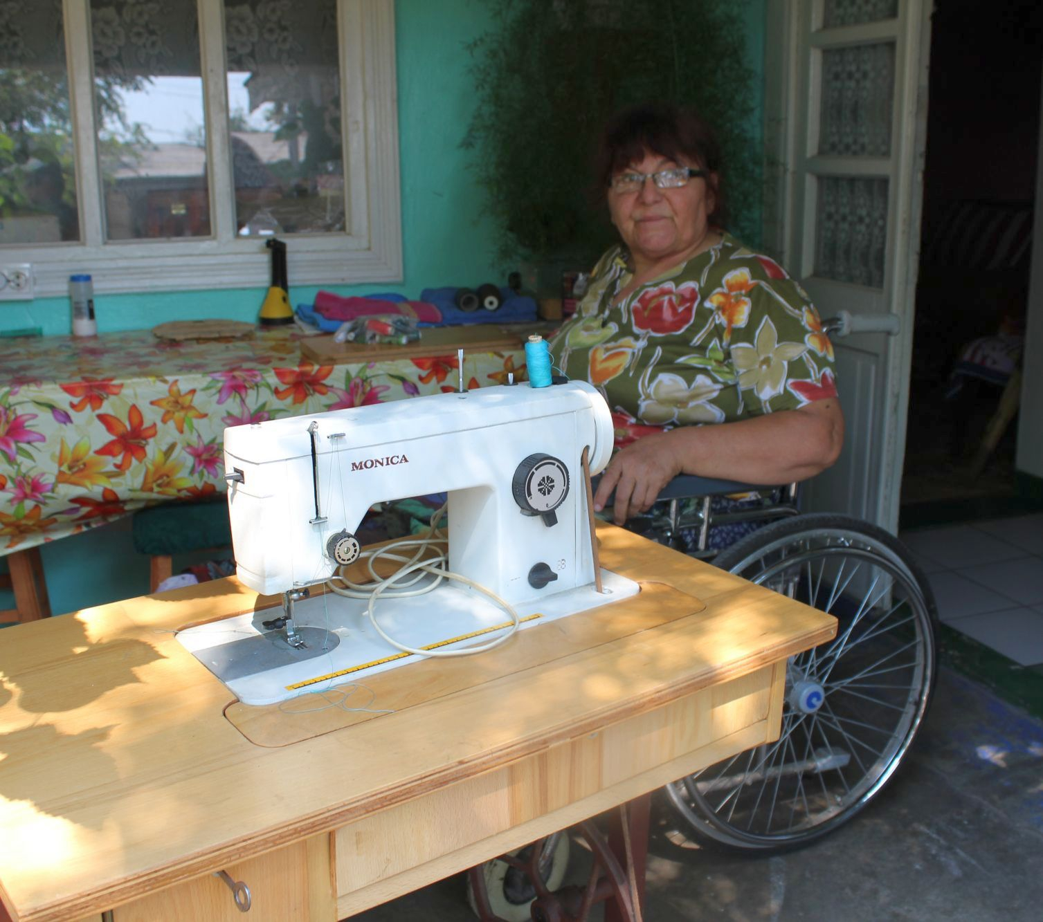 Strop de speranţă pentru trei oameni uniţi de suferinţă. Societatea civilă sare să ajute familia inedită din Torceşti