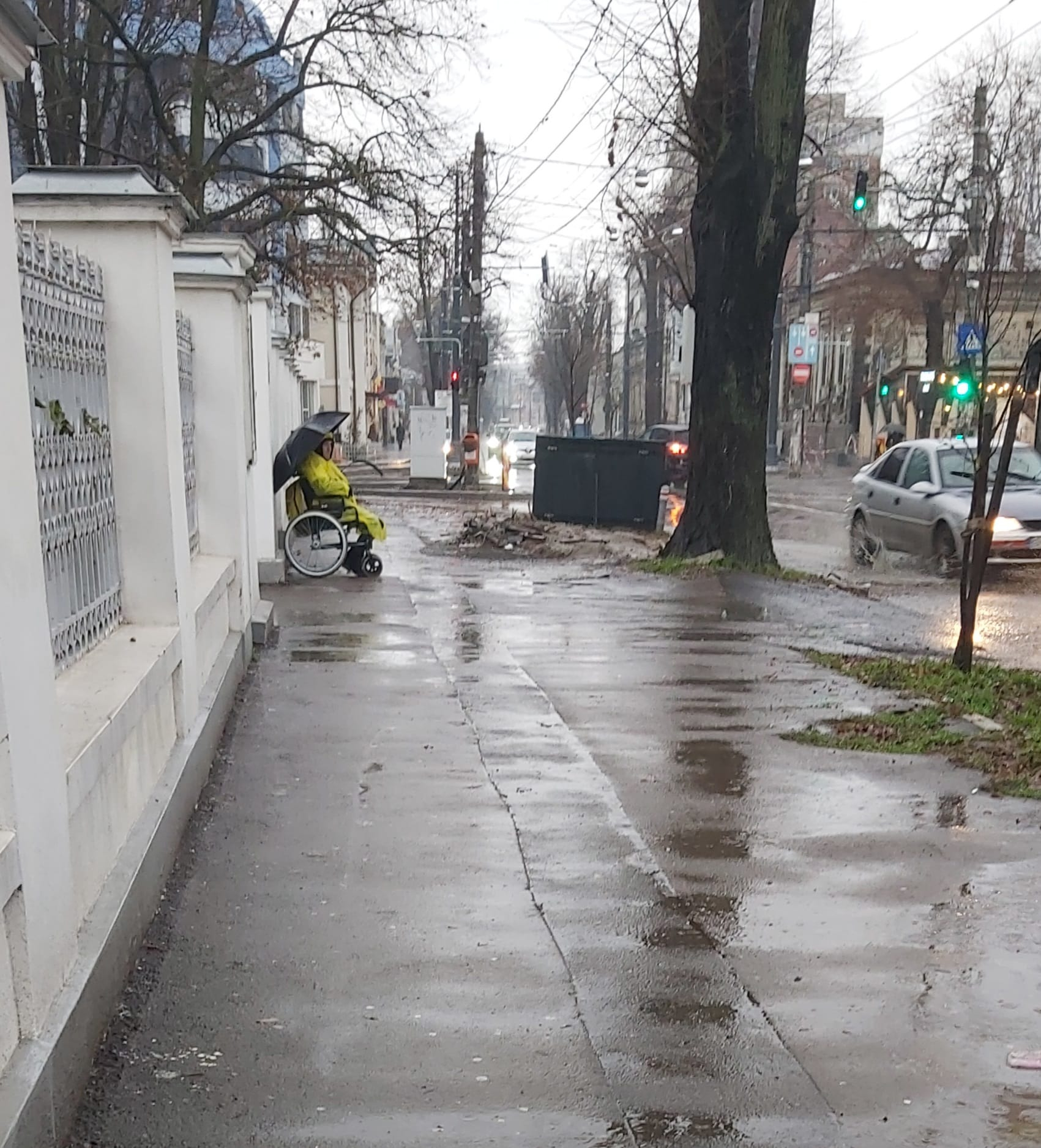 Poza zilei: În cărucior, scos la cerşit în plin centru!