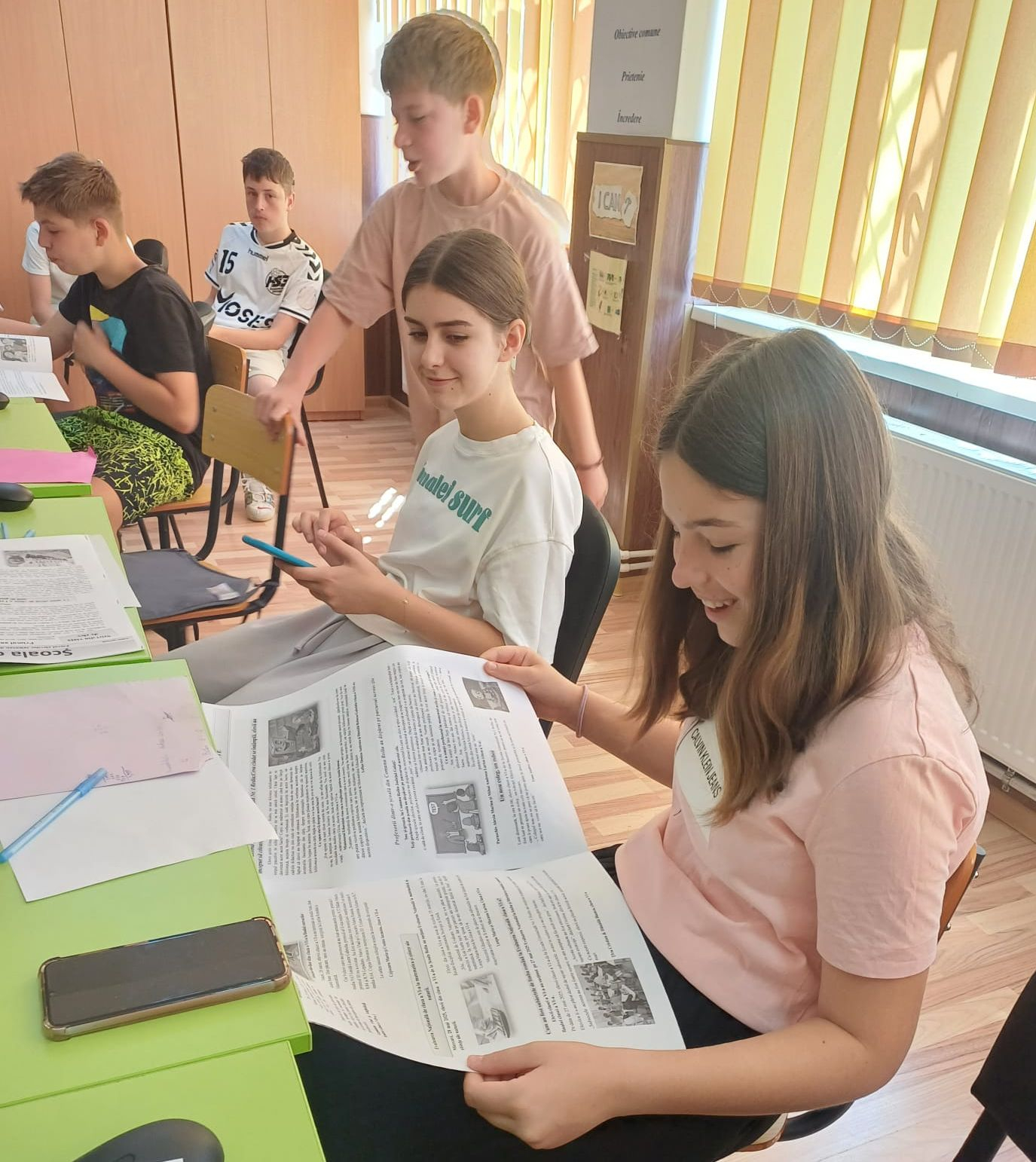 Ziarul „Școlii de vară”, realizat de elevi din Rediu după o vizită la „Viaţa liberă” (FOTO)