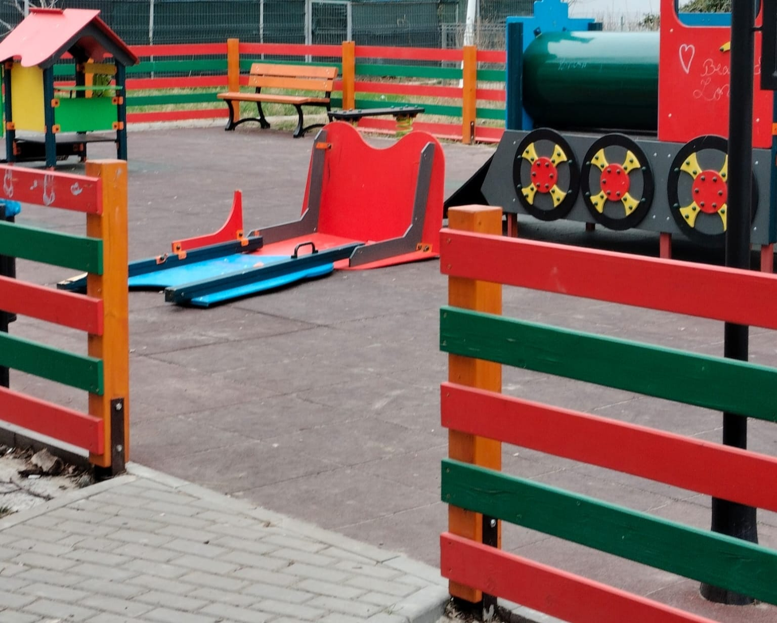 Un loc de joacă pentru copii mici, distrus de adolescenţi (FOTO)