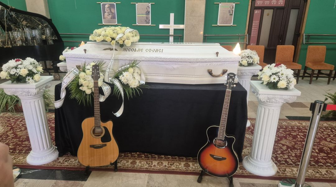 Nicu Covaci, depus la Filarmonică, în sicriu alb