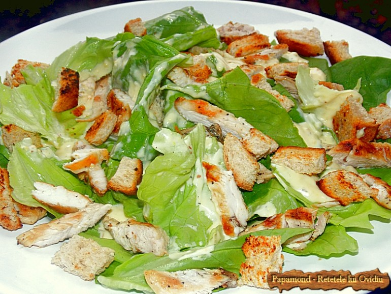 Salată Caesar cu piept de pui la grătar