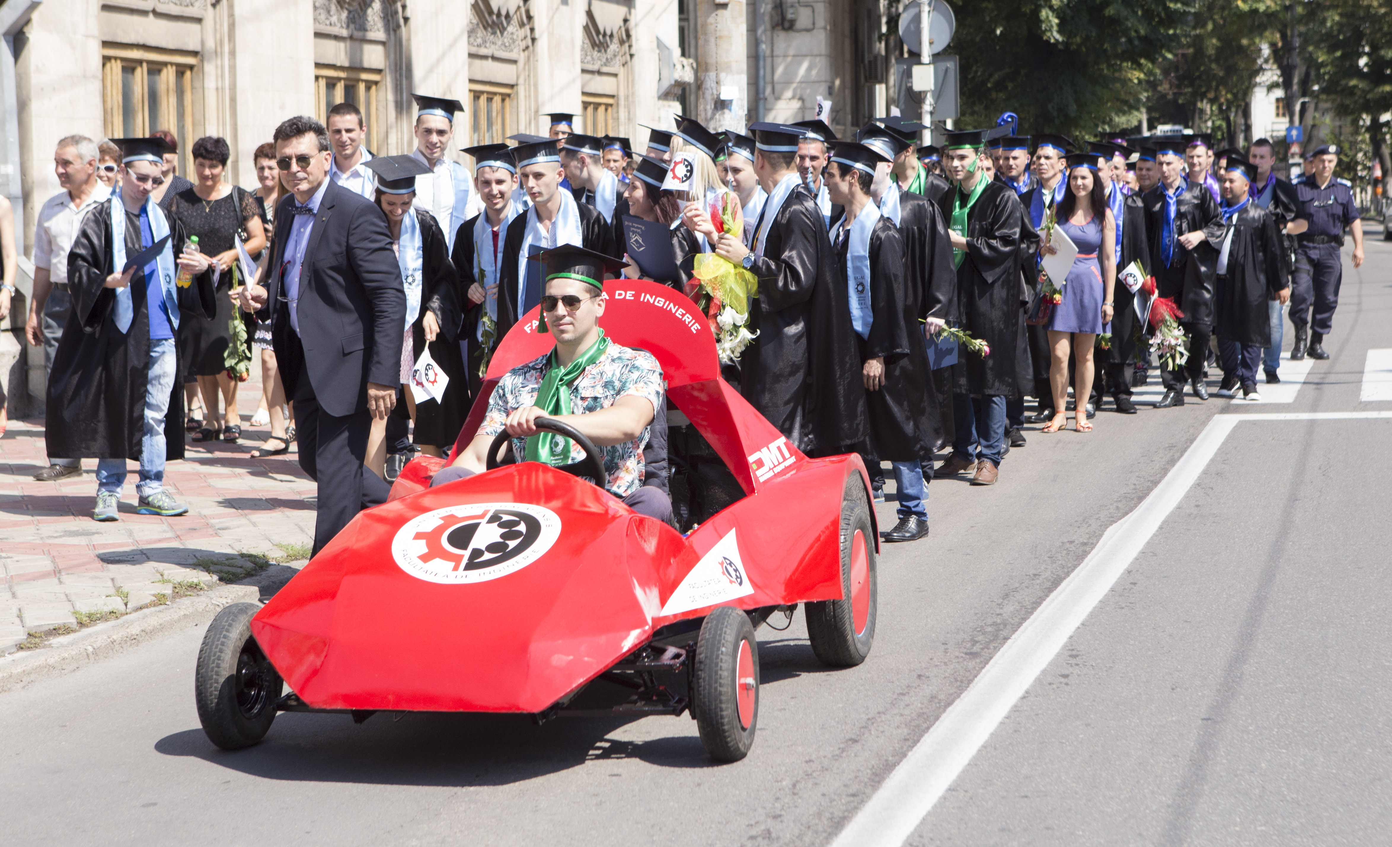 Ceremonie de absolvire/ Inginerii au luat cu asalt strada Domnească