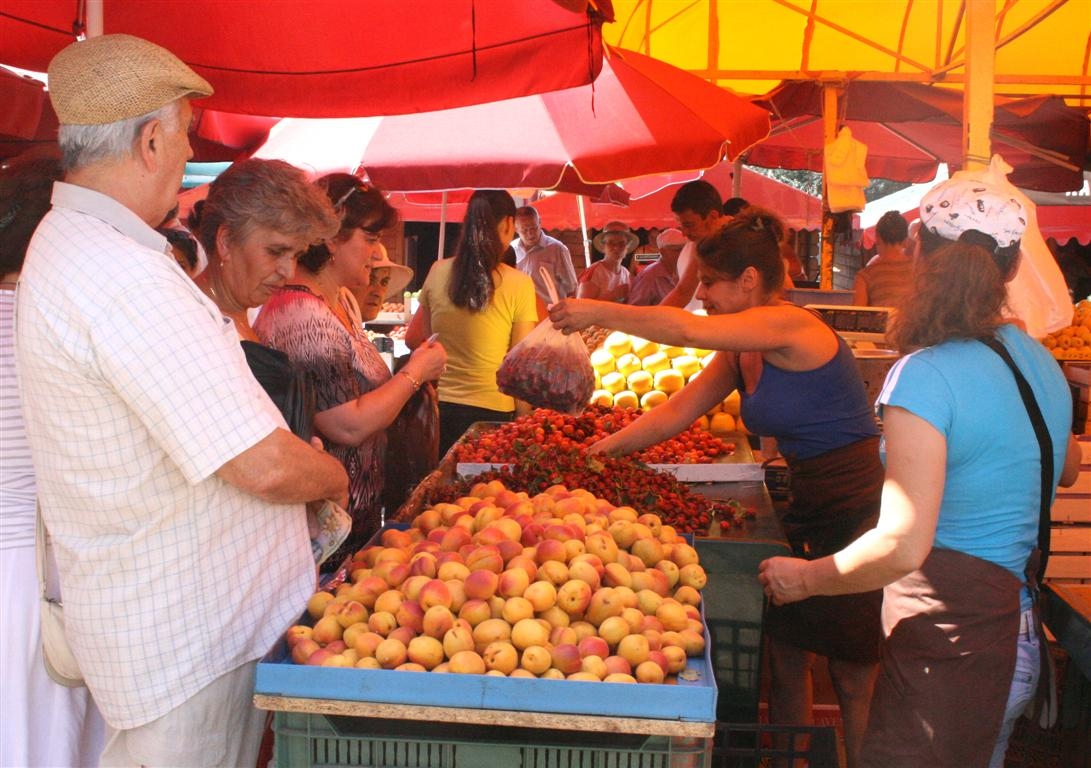 Preţuri de vară la tarabele cu verdeţuri