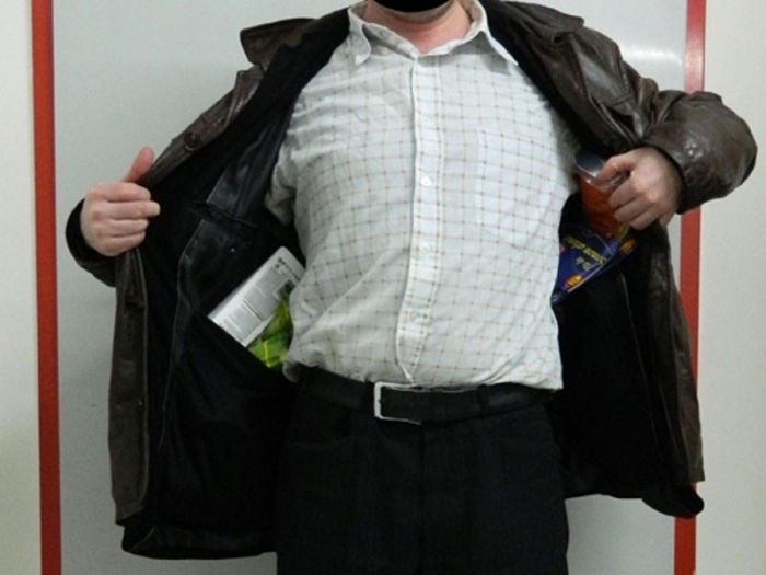 Tineri cercetaţi penal pentru "amnezie" la shopping