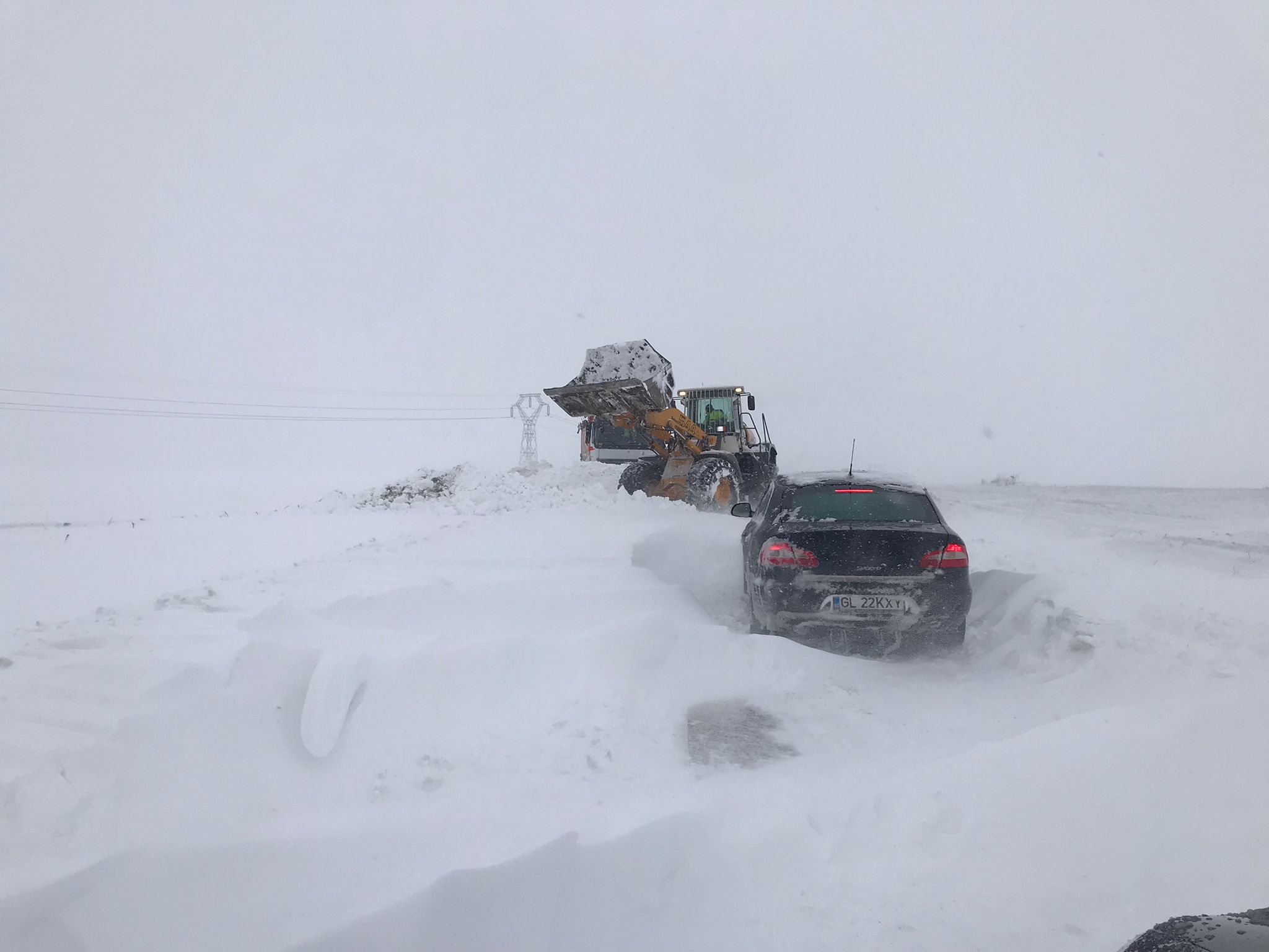 UPDATE: Zeci de mașini sunt blocate în județ. Situația drumurilor pe care se circulă greu (FOTO)