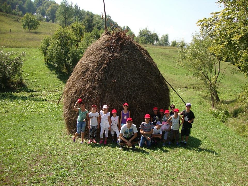 Puteți AJUTA un copil să meargă în tabără