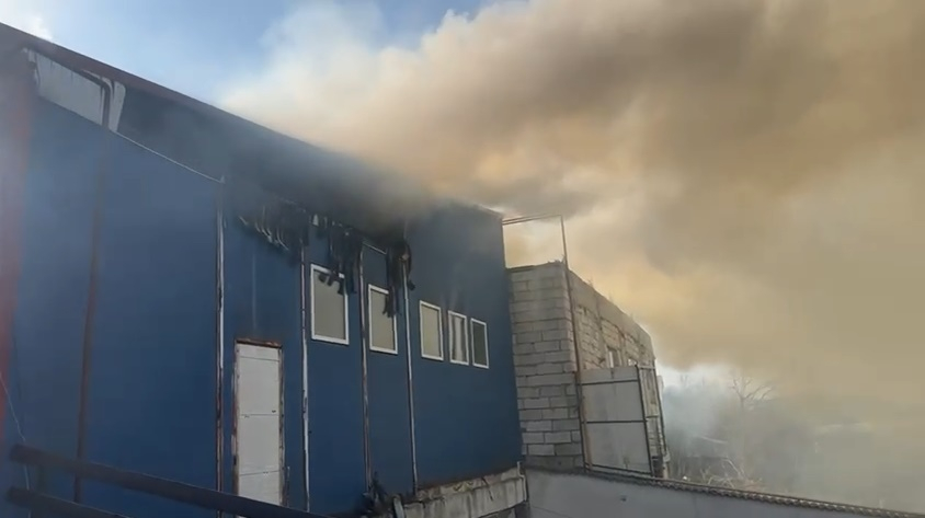 O spălătorie auto a luat foc în această dimineață