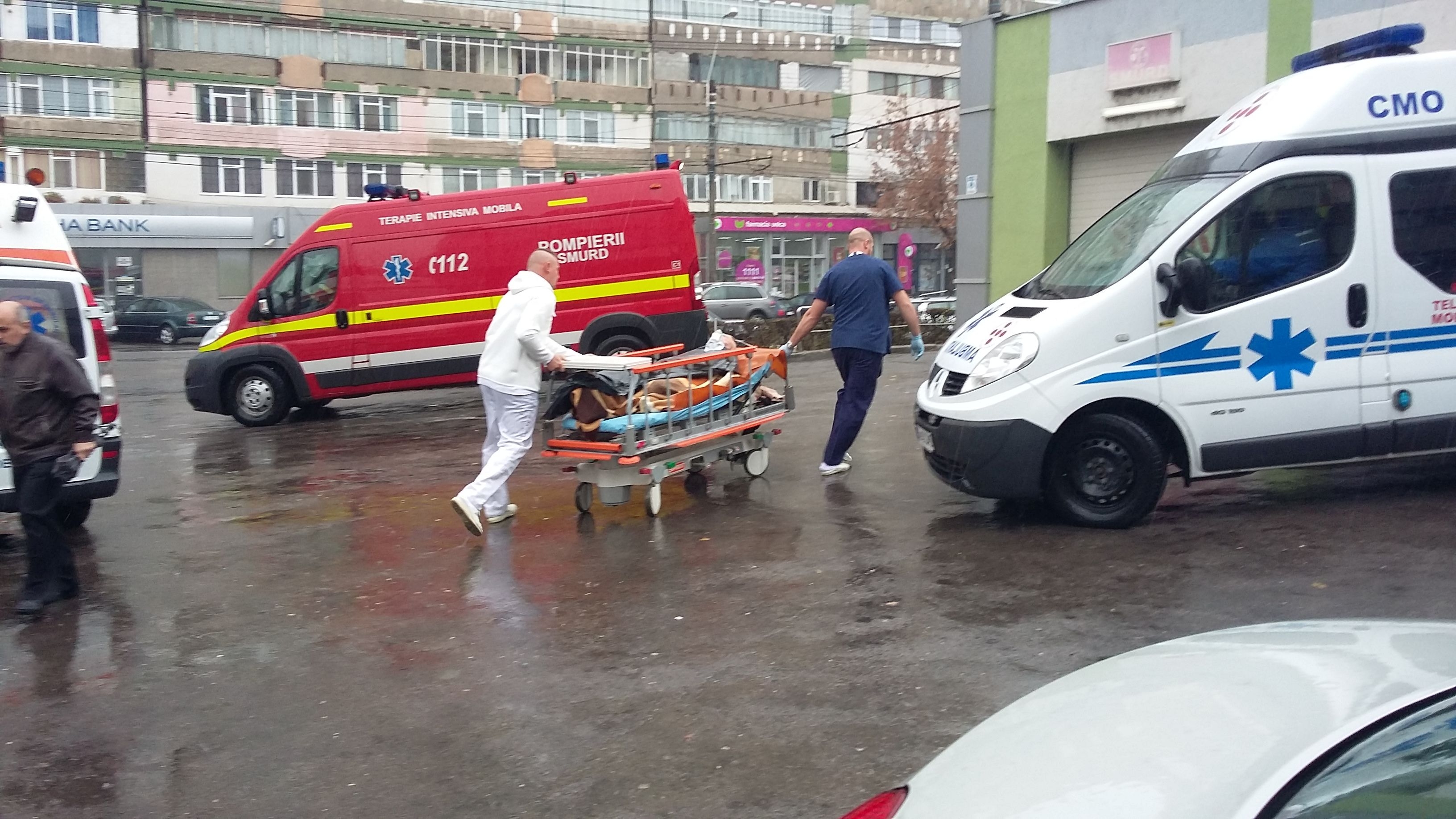 Pacienţi pe TARGĂ transportaţi prin PLOAIE, la Spitalul Judeţean Galaţi