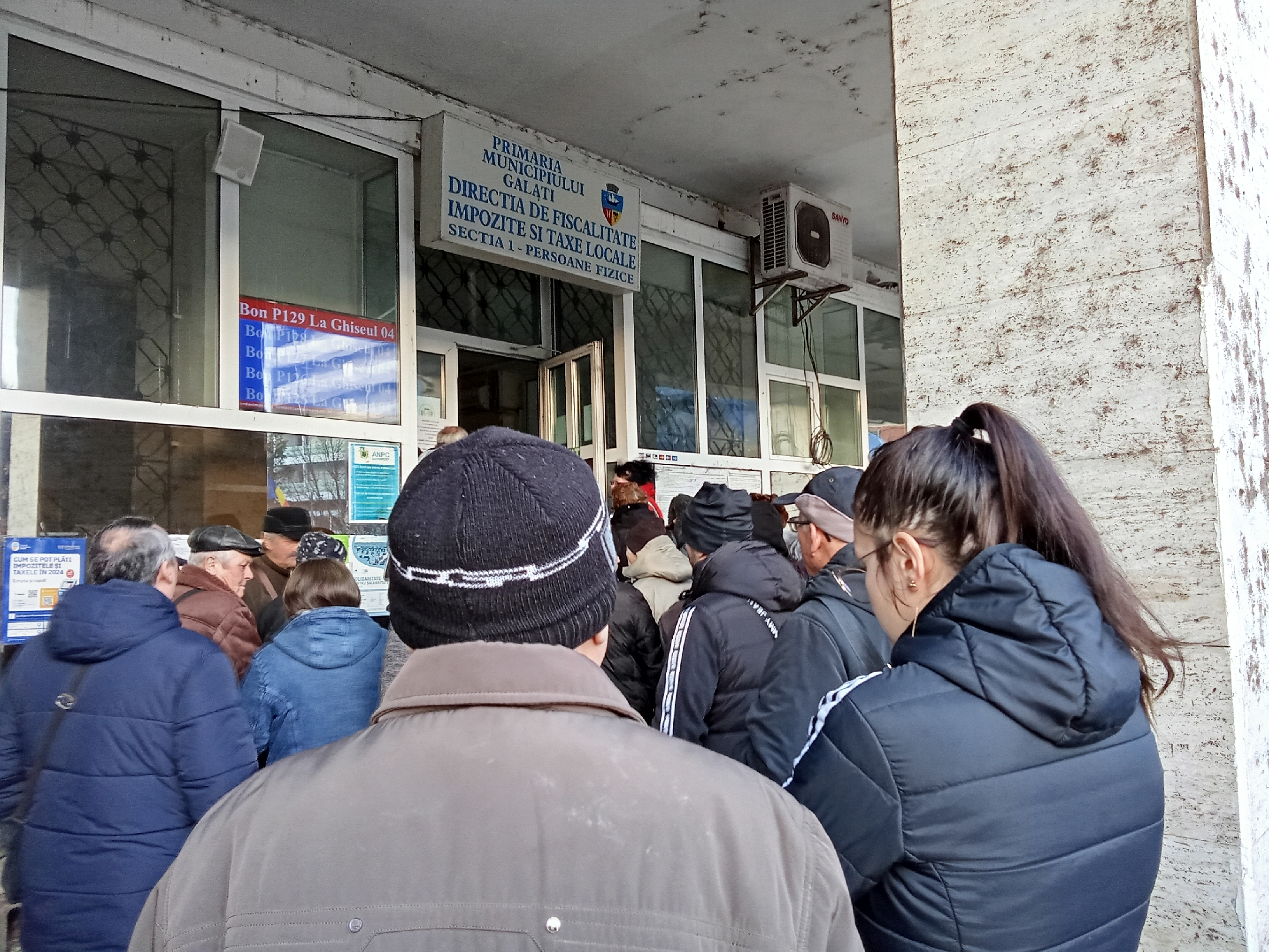 Coadă mai mică la ghişeele Direcţiei de Impozite şi Taxe. Mii de contribuabili gălăţeni au plătit online