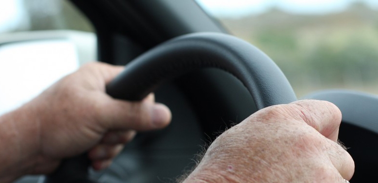 O femeie a fost LOVITĂ DE MAŞINĂ în timp ce trecea strada NEREGULAMENTAR