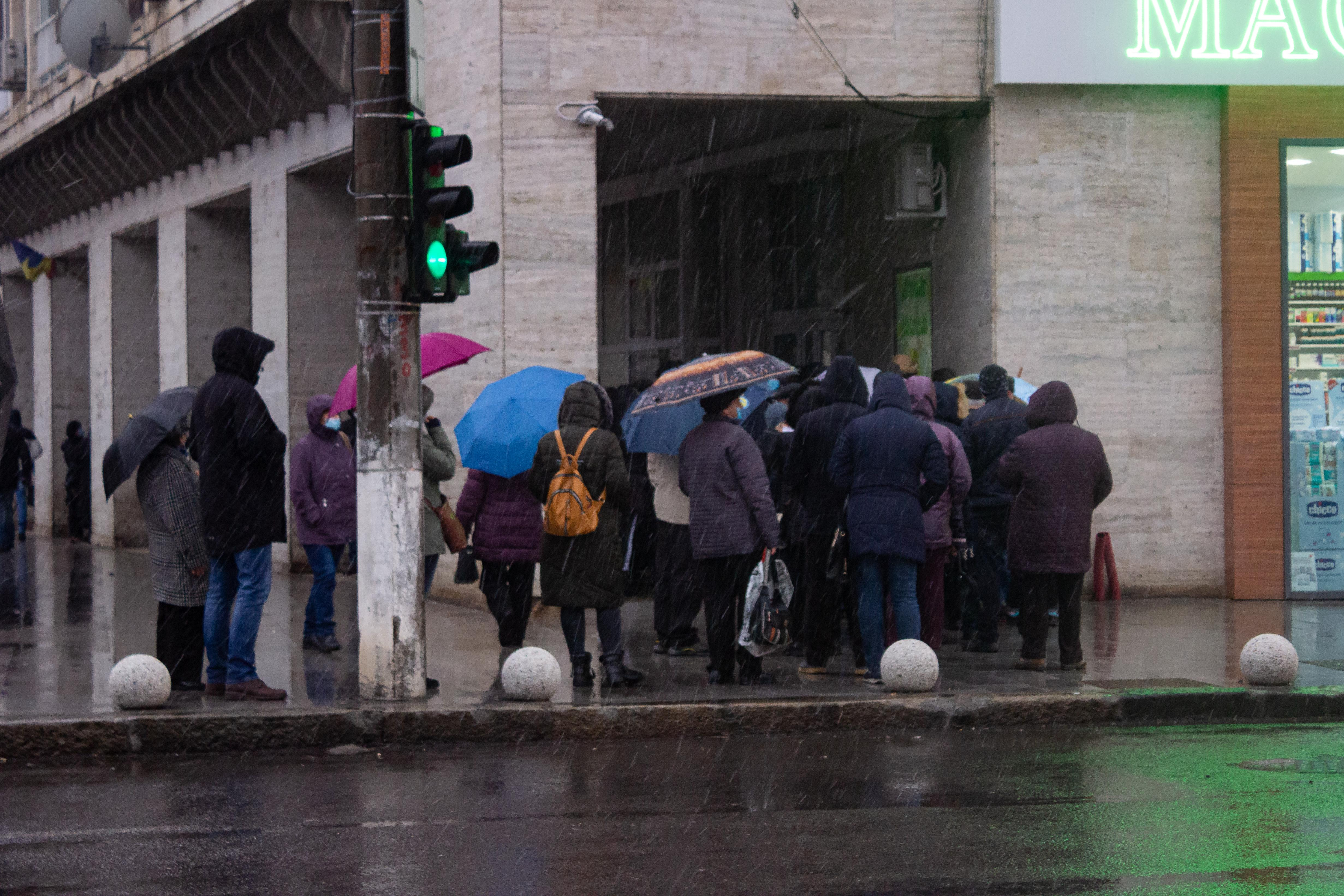 Gălăţenii, la coadă la plata impozitelor din prima zi