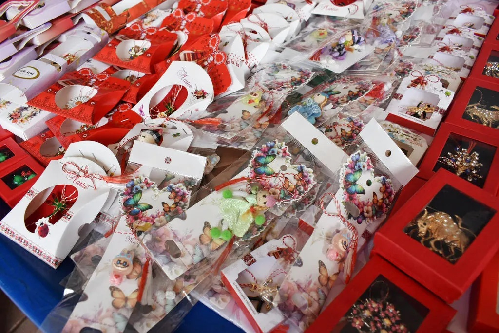 De la greva „oalelor goale”, la goana după plastic sclipitor