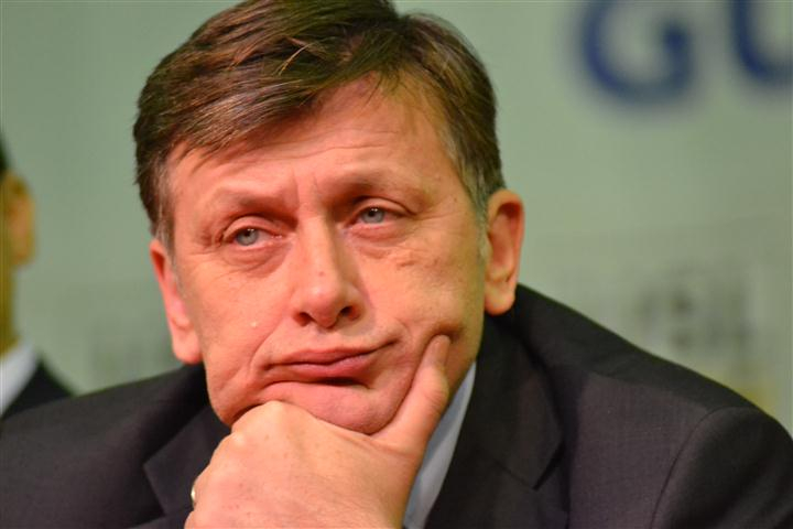 Crin Antonescu relansează poemul „Mai am un singur dorm”