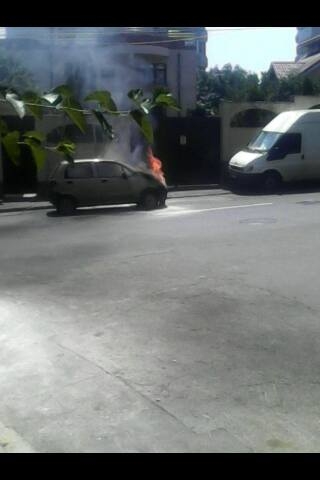 VIDEO/ Panică pe o stradă din centrul Galaţiului. O maşină a luat foc în mers
