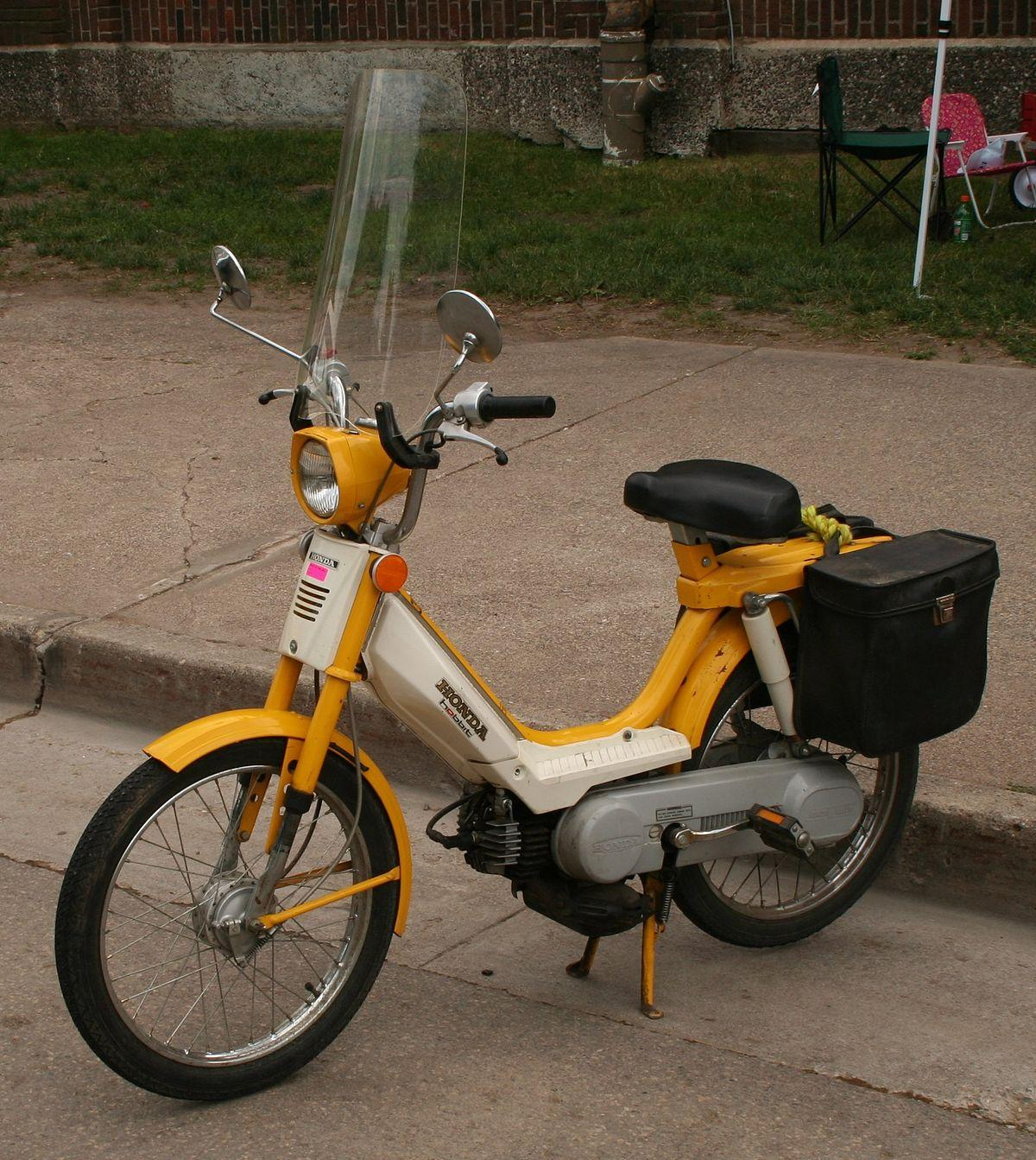Pe moped, fără permis de conducere