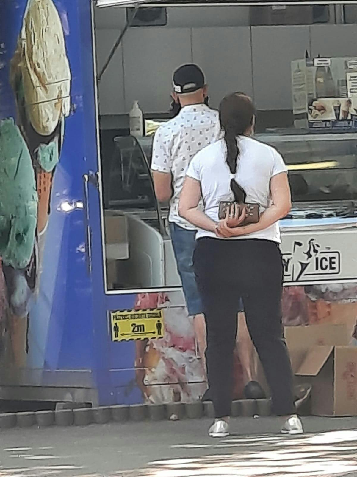 Pedofil în acțiune, la chioșcul de înghețată. A agresat și amenințat o fetiță de 5 ani