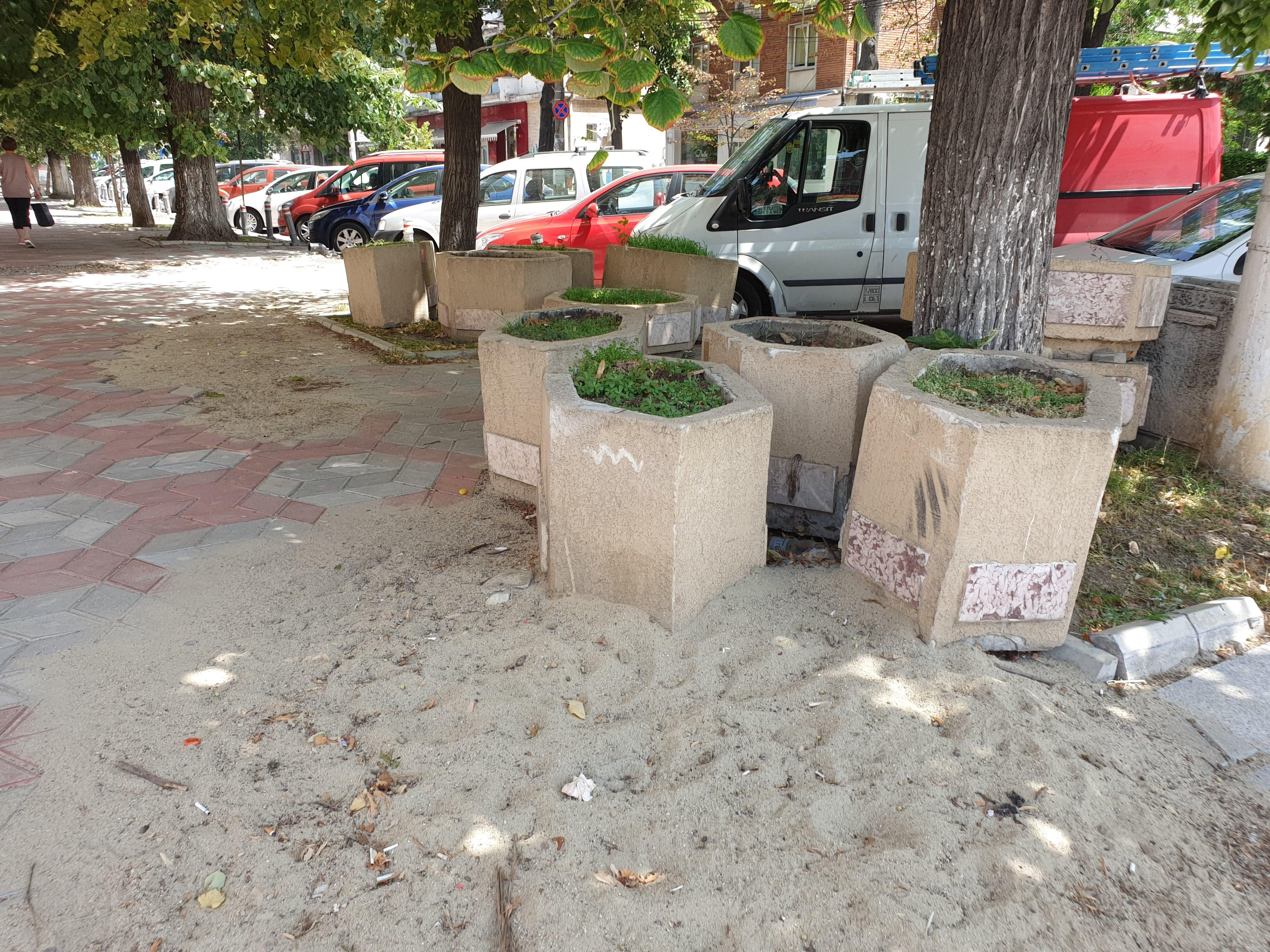Ghivece stradale, abandonate în centrul oraşului