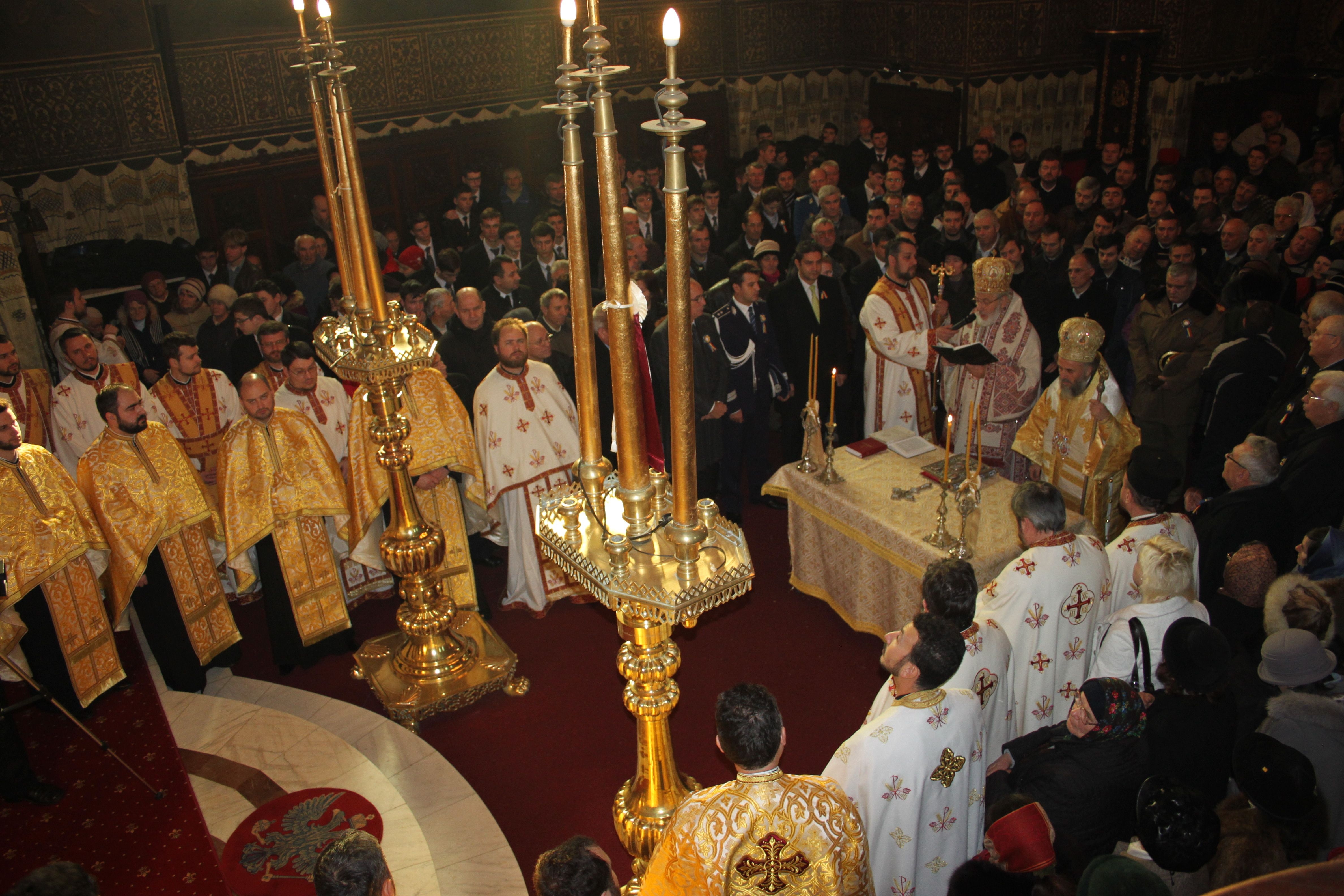 De 1 decembrie, la Catedrala Galaţilor/ Doi Vlădici ai BOR s-au rugat pentru Ctitorii Marii Uniri