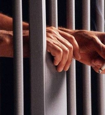 Un fost comisar şef acuză de după gratii 