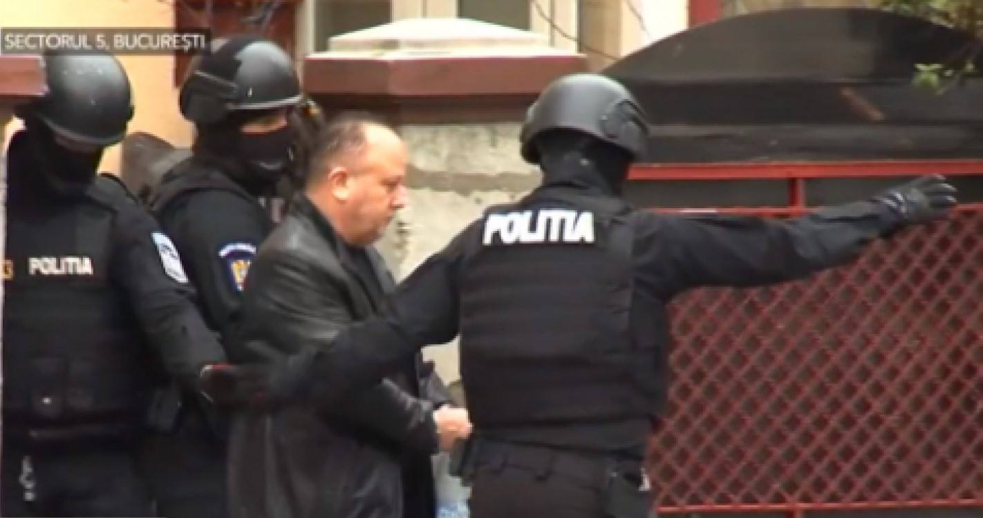 Fost polițist baricadat cu o femeie în casă, imobilizat