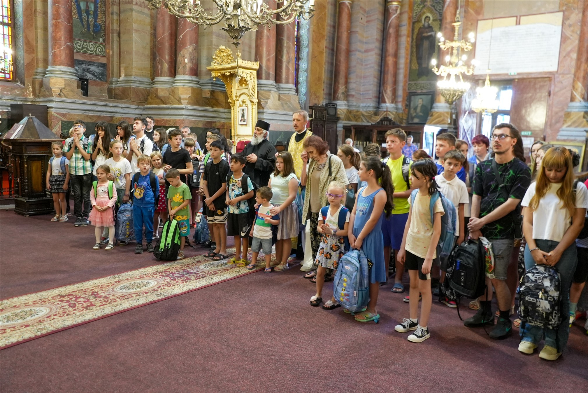 Ghiozdane şi rechizite pentru copiii defavorizaţi