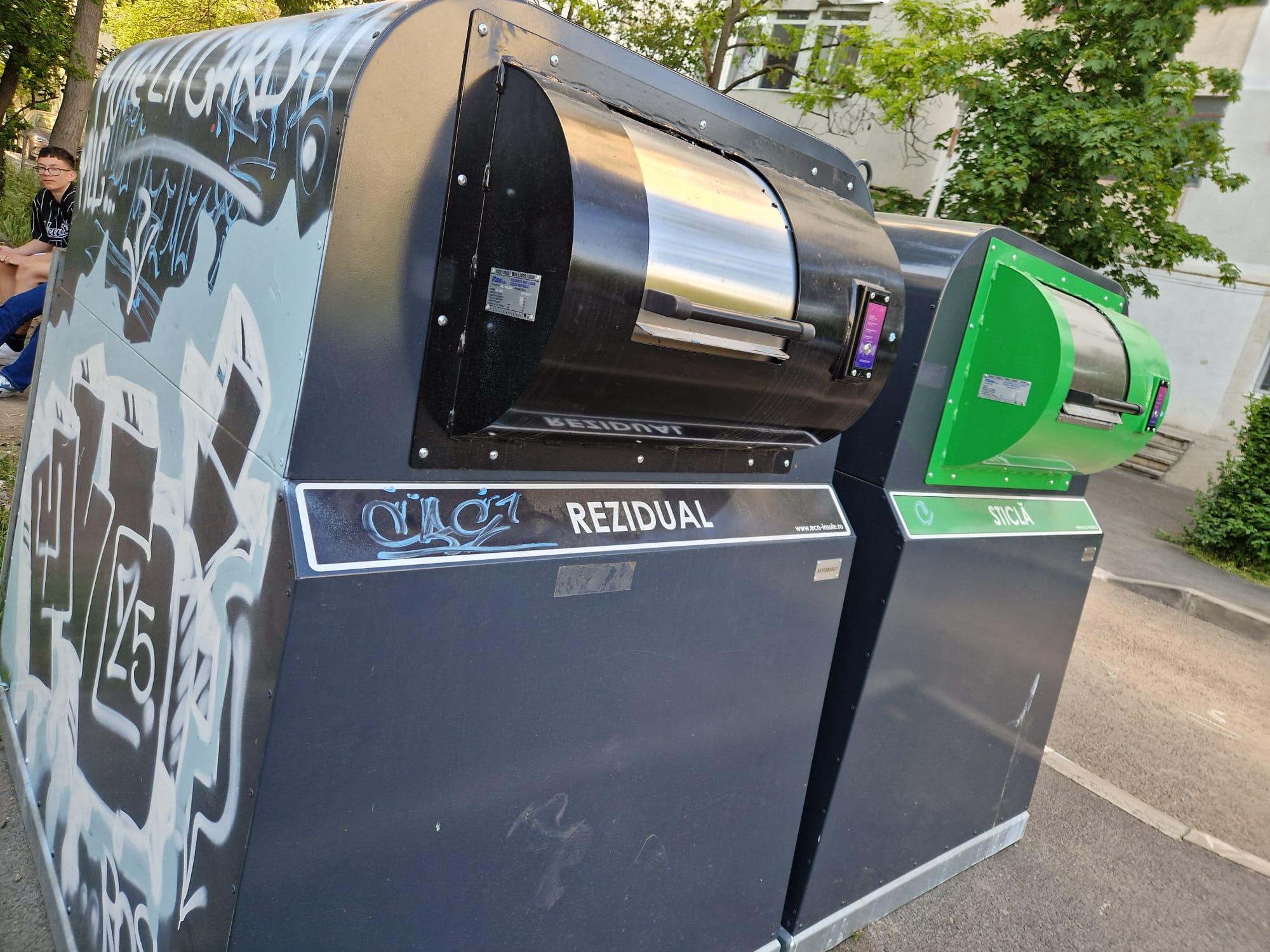 Pubelele noi, pline de graffiti înainte de fi date în funcţiune