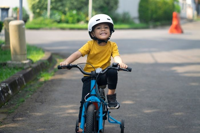 Biciclete cu roți ajutătoare vs biciclete fără: Ce este mai potrivit pentru copilul tău?