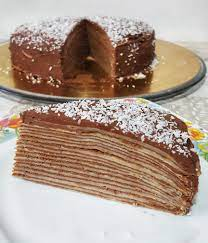 Tort de clătite cu cremă de ciocolată