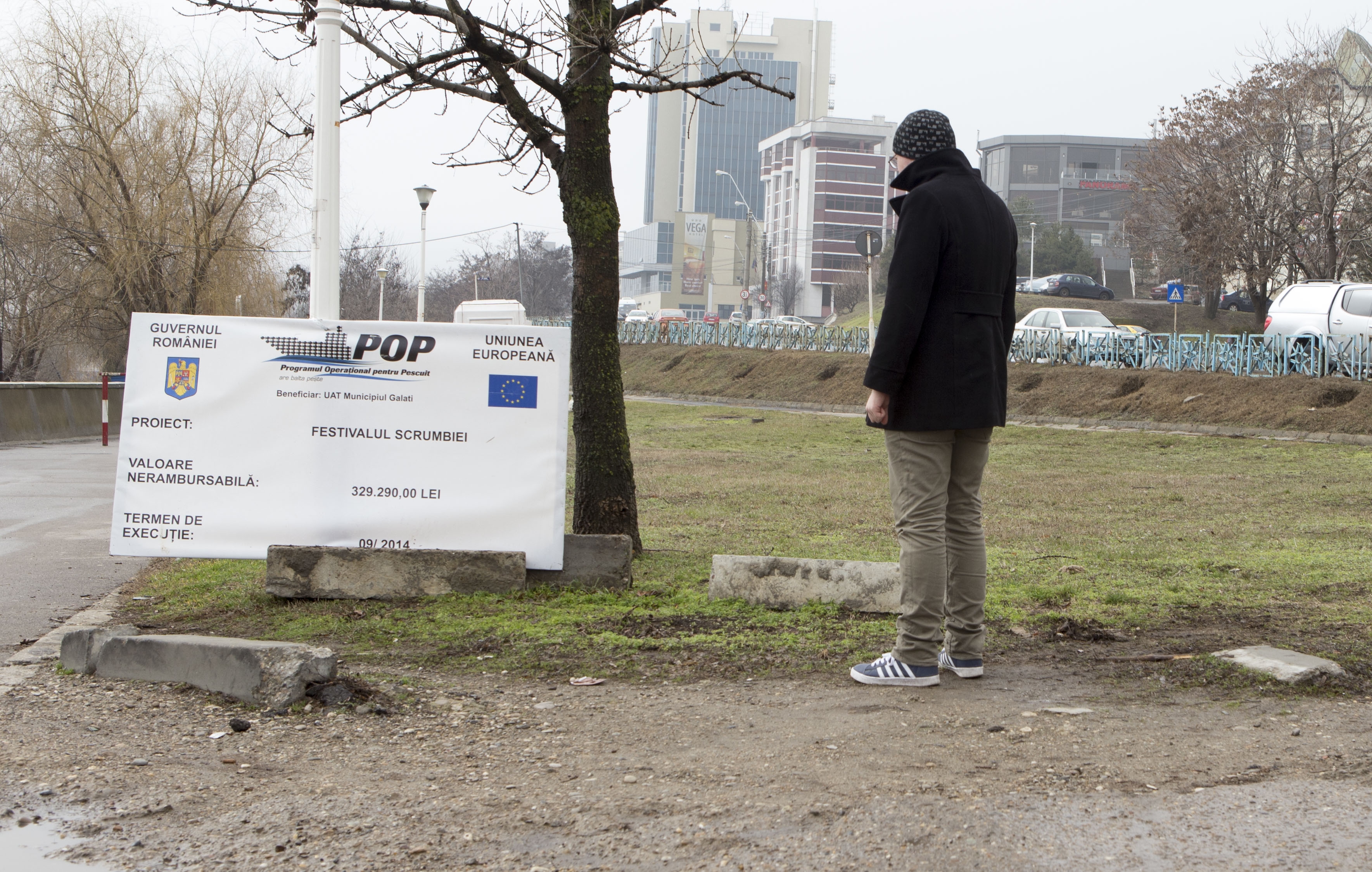 ABSURD DE GALAŢI/ Borduri rupte pentru sprijinirea unui panou pe Faleza inferioară