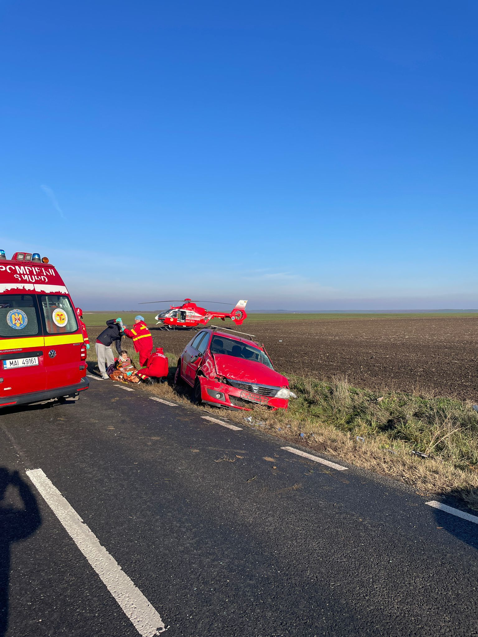 Doi pensionari au „zburat” cu mașina de pe drum, la Cuca