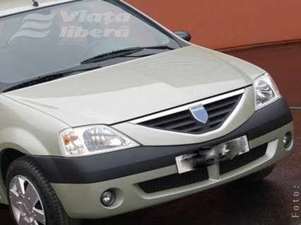 Cu Loganul în copacii de pe marginea drumului