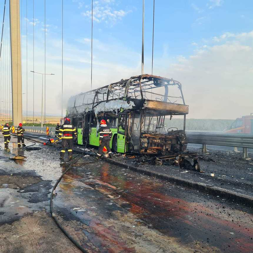 Un autocar a luat foc pe podul peste Dunăre