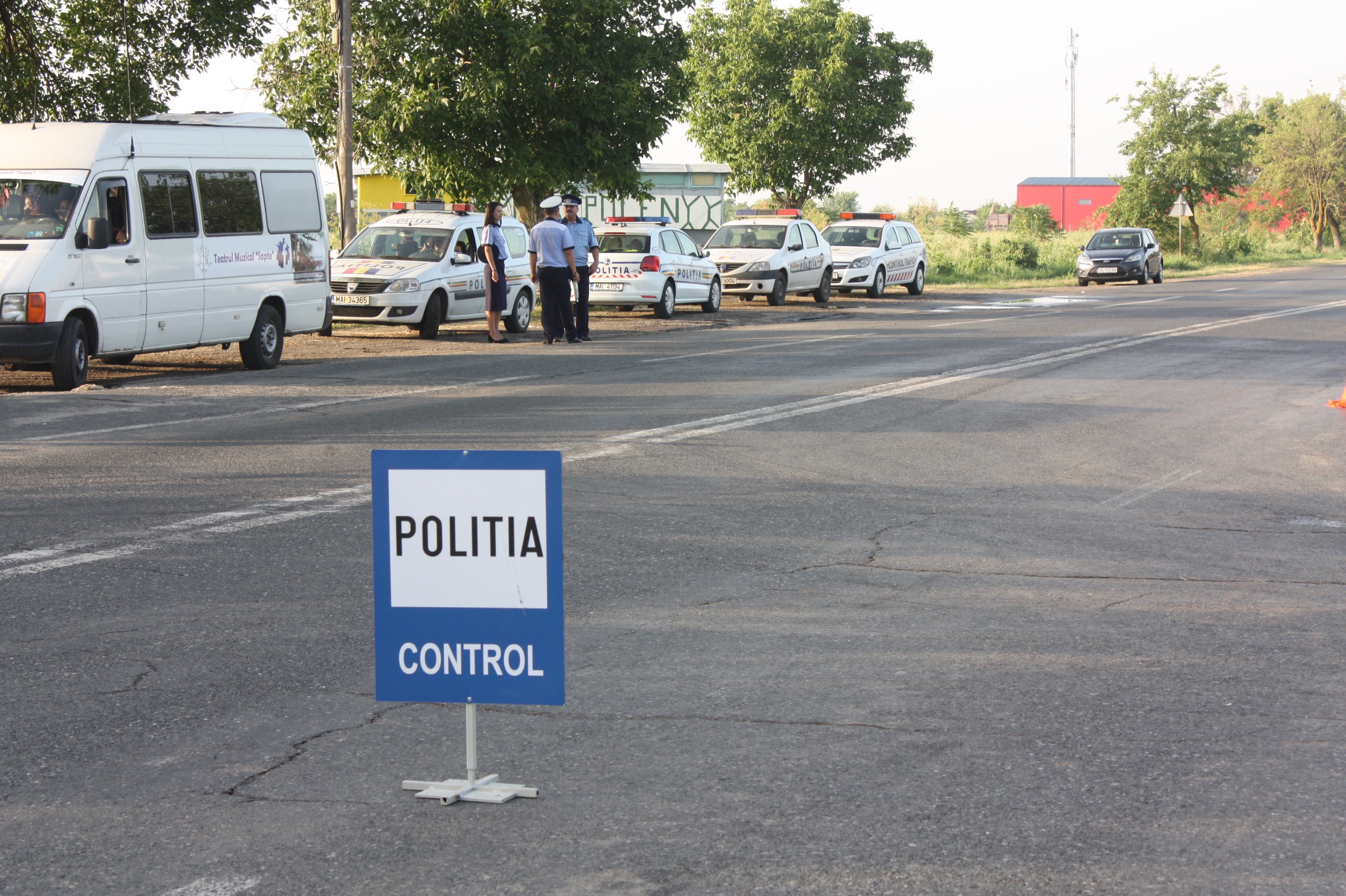 Nereguli grave în transportul de persoane! Şoferii beau "una mică",  iar pasagerii stau ca sardelele ( Foto şi Video)