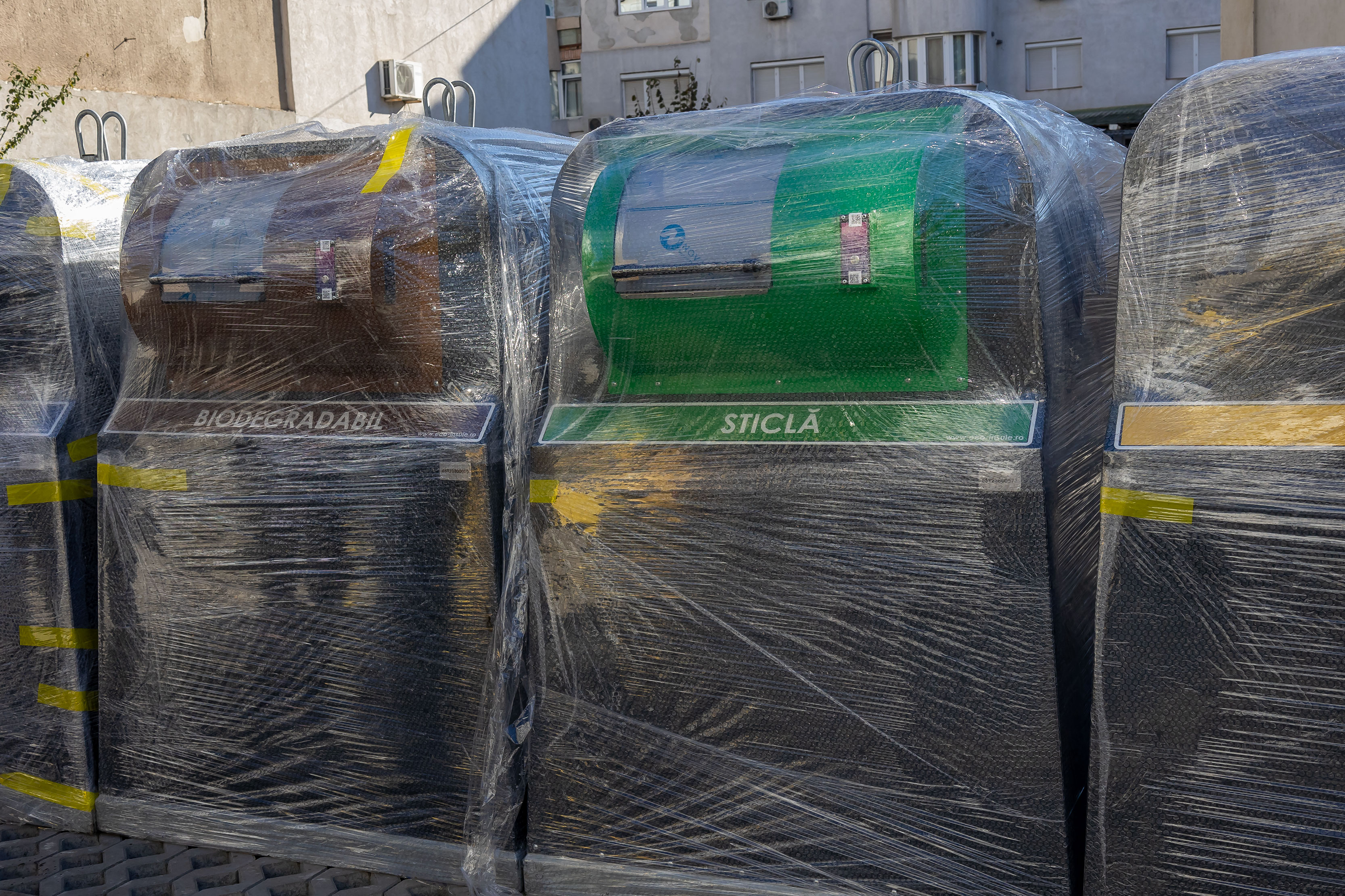 Primăria cumpără carduri suplimentare de acces la ghenele inteligente