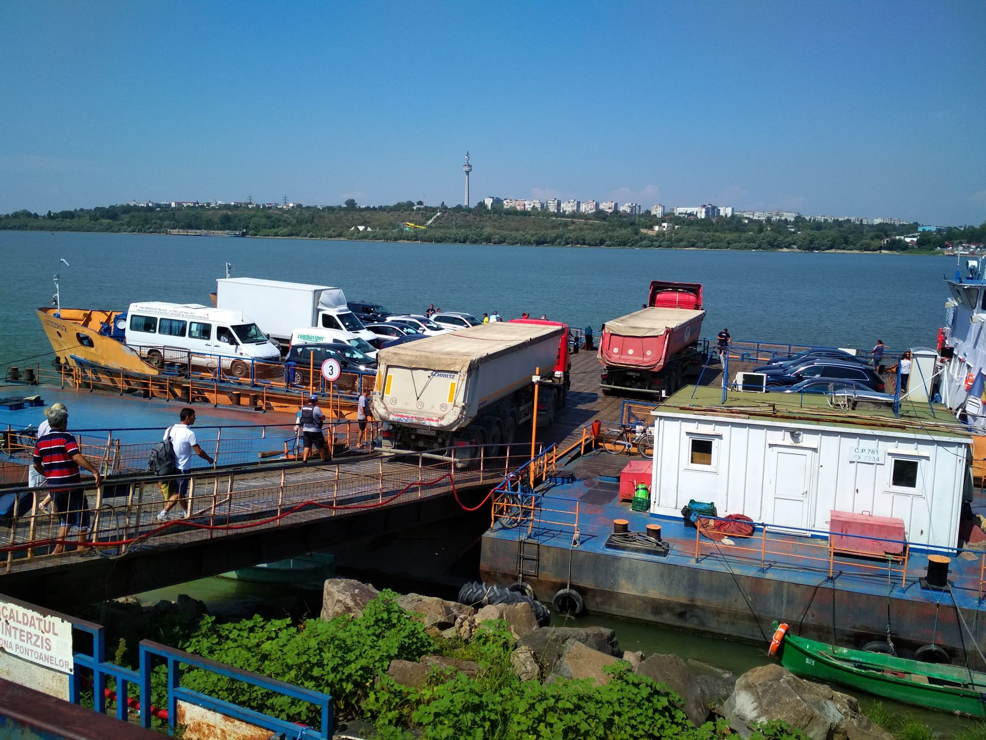 Două curse cu bacul, suspendate la noapte