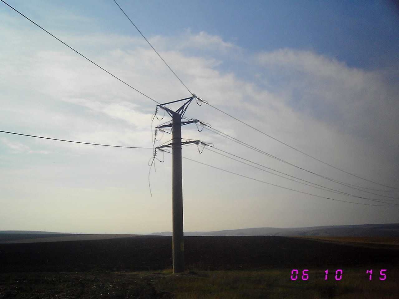 AVARIE de proporţii/ Reţelele Electrica, DISTRUSE de HOŢI. CINCI SATE din judeţul Galaţi, în beznă