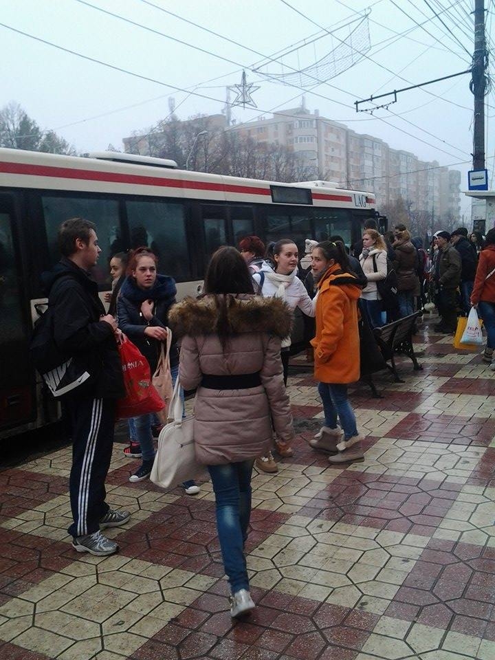 TINERII ŞI ORAŞUL/ Aglomeraţia din AUTOBUZELE gălăţene şi lupta între generaţii