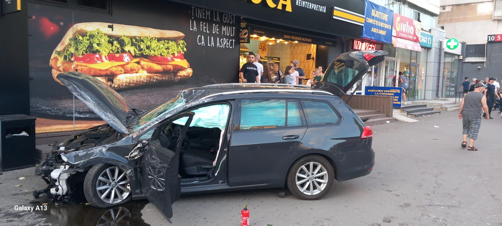 Impact violent în fața unei covrigării din Micro 18. O mașină a ajuns printre pietoni (VIDEO)