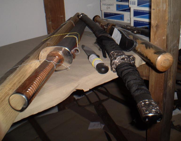 Grupările criminale, dezarmate în mijlocul străzii