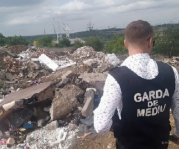 Groapă de gunoi descoperită pe Drumul de Centură