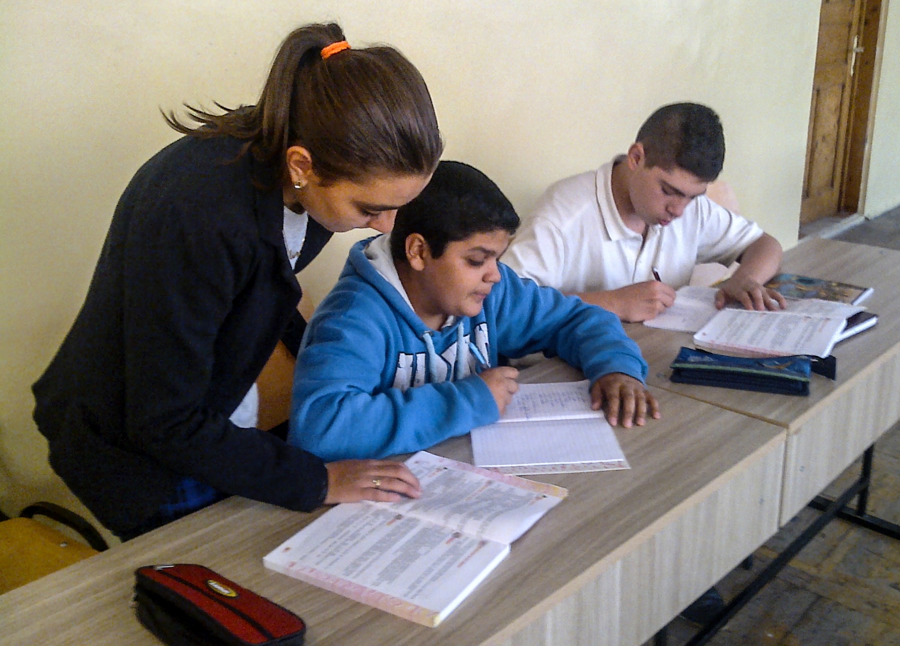 Tot mai mulţi copii abandonează şcoala