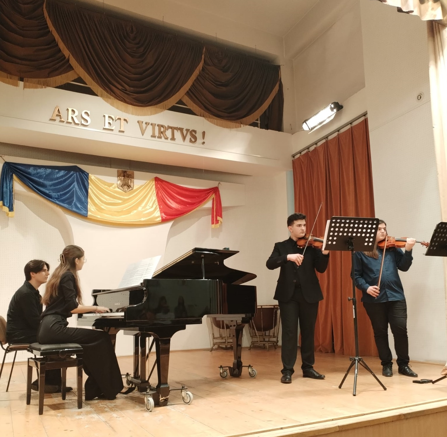 Peste 200 de concurenţi, la Concursul de Interpretare Muzicală „Dimitrie Cuclin” (GALERIE FOTO)