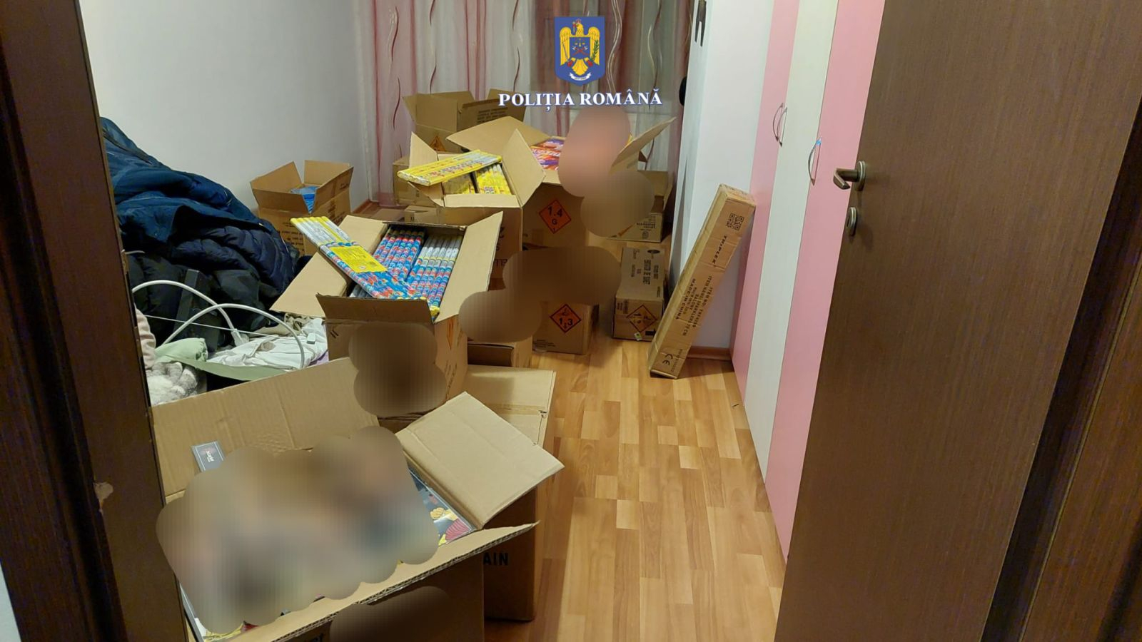 O tonă de pocnitori, într-un apartament din Galați