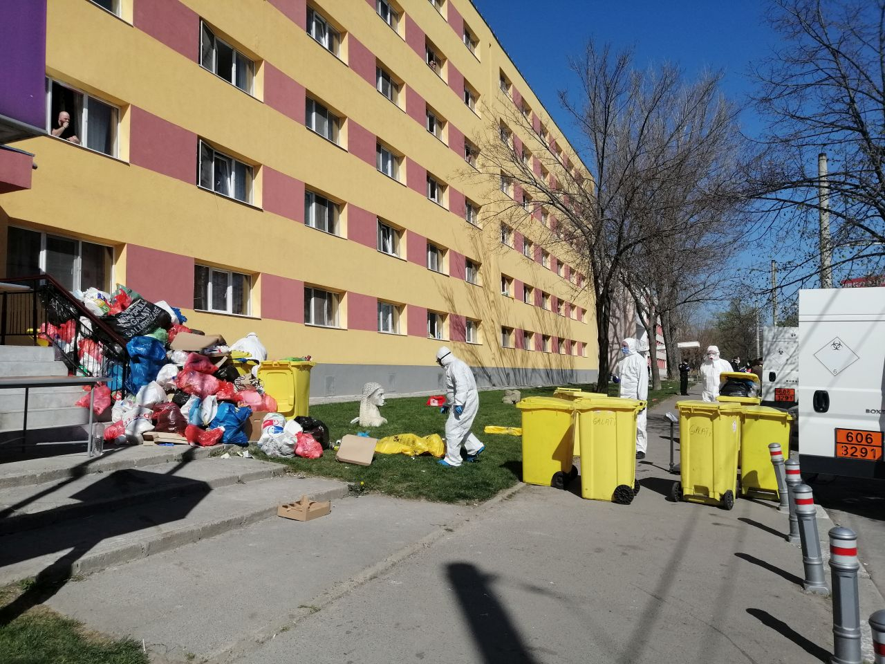 Munţi de gunoaie, în centrele de carantină din Galaţi