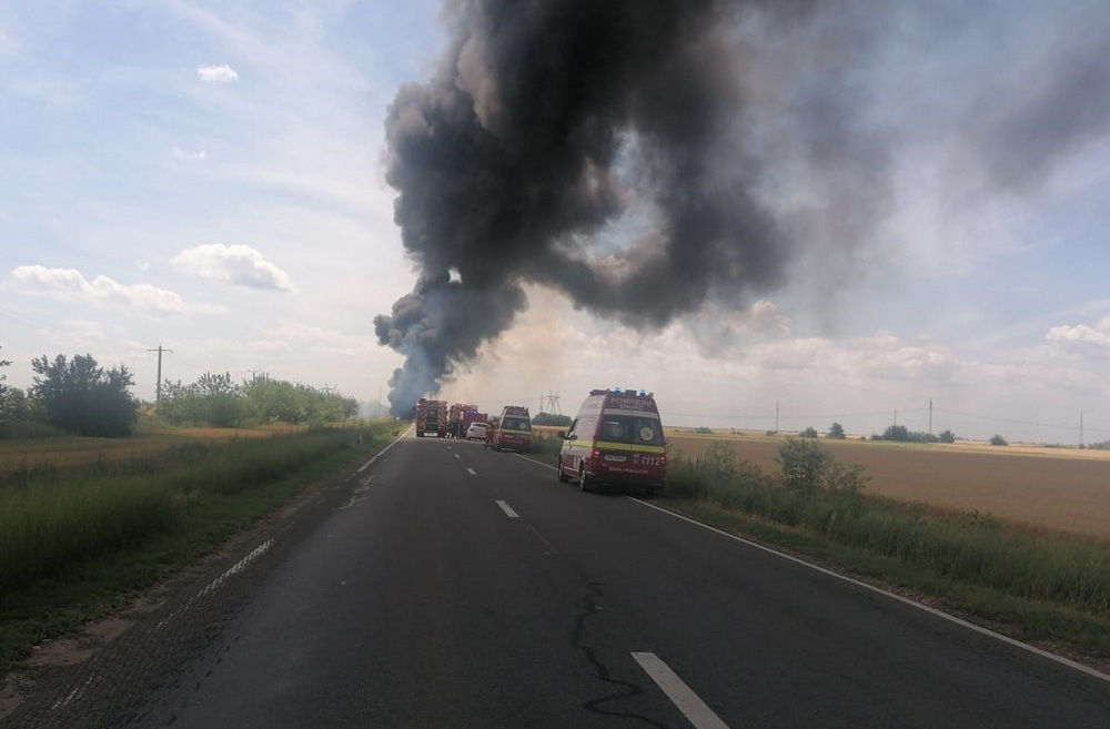 Impact între o cisternă încărcată cu benzină și un autoturism