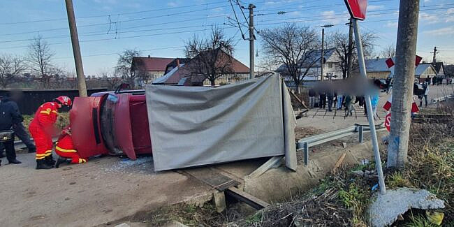 Autoutilitară lovită de trenul Galați - Cluj-Napoca