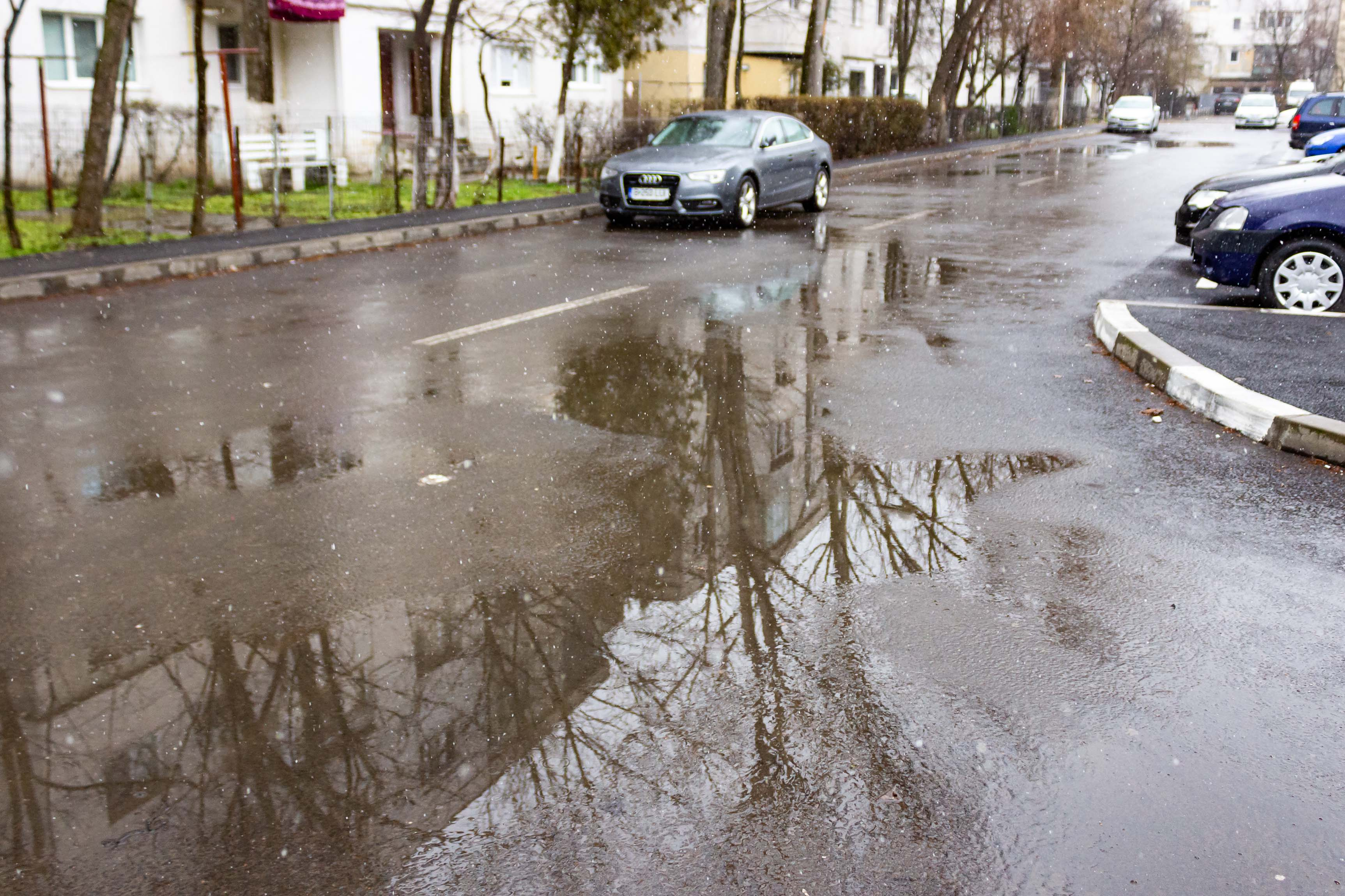 Apa meteorică de pe facturile lunii august, de aproape 15 ori mai multă